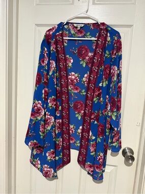 GORGEOUS Bright Blue Floral kimono with Burgundy Trim